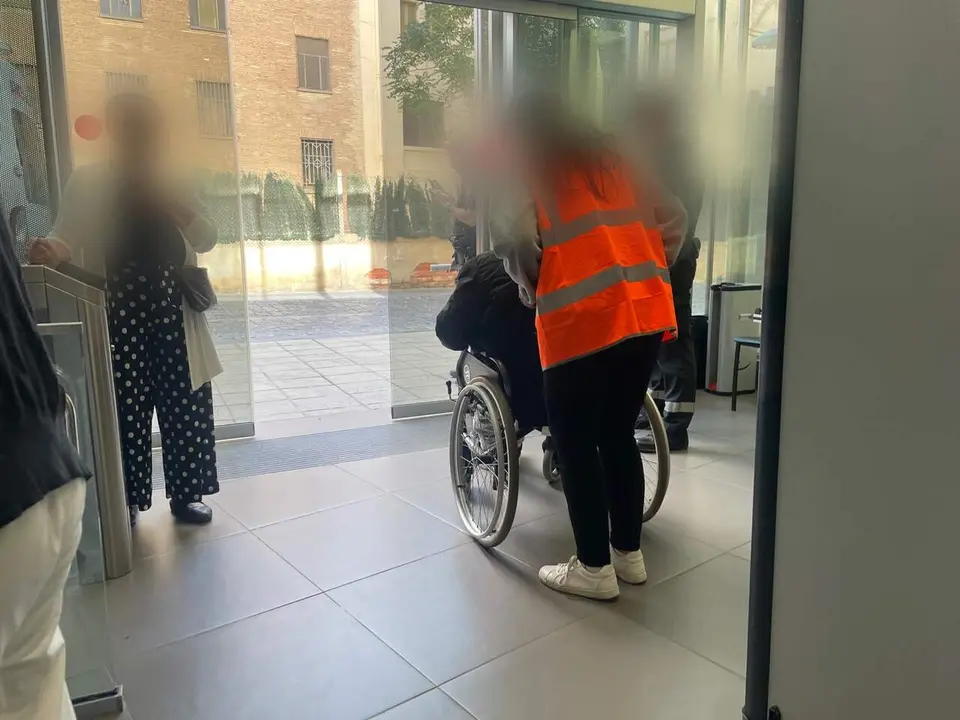 Imagen del acusado saliendo de la Audiencia Provincial de Zaragoza en ambulancia/H.A.