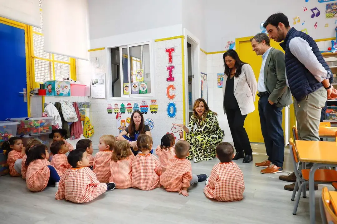 Visita de la alcaldesa a la escuela infantil Cantinela, de la Fundaci&oacute;n La Caridad./ AZ