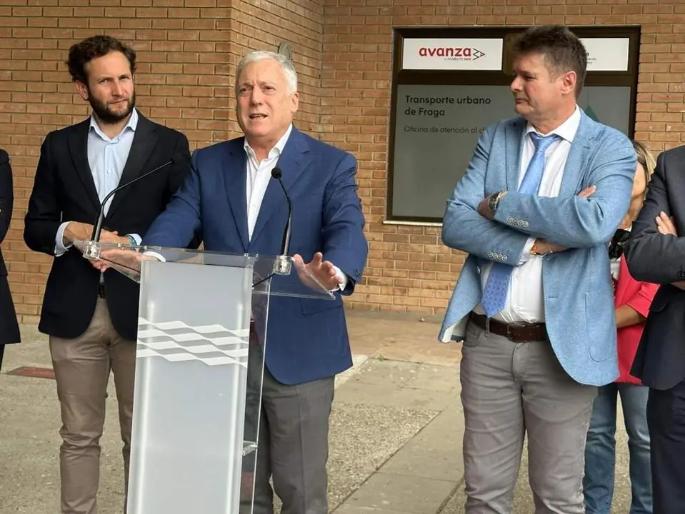 El consejero de Fomento, Octavio L&oacute;pez, ha presentado en Fraga las nuevas conexiones. / DGA