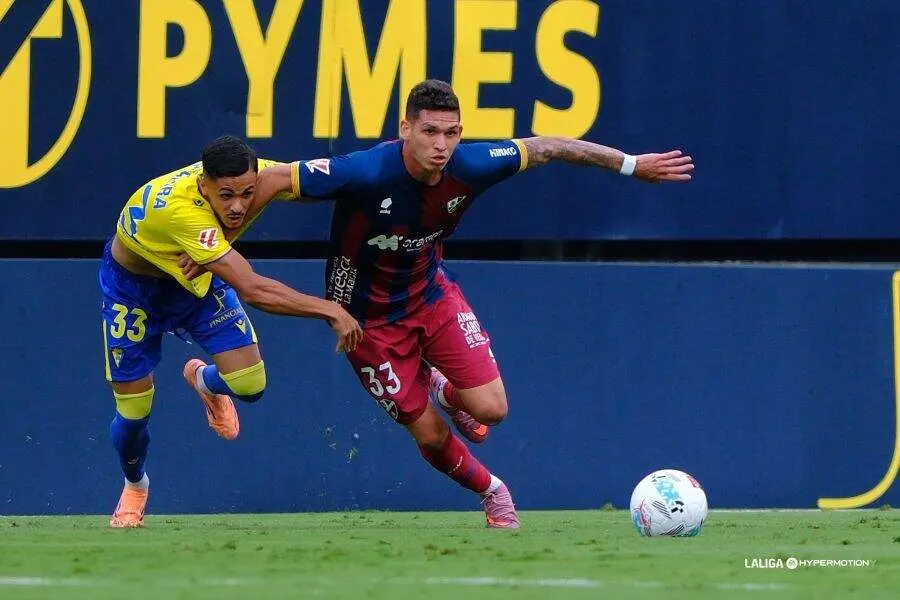 Dani Luna durante un partido con la SD Huesca / LaLiga