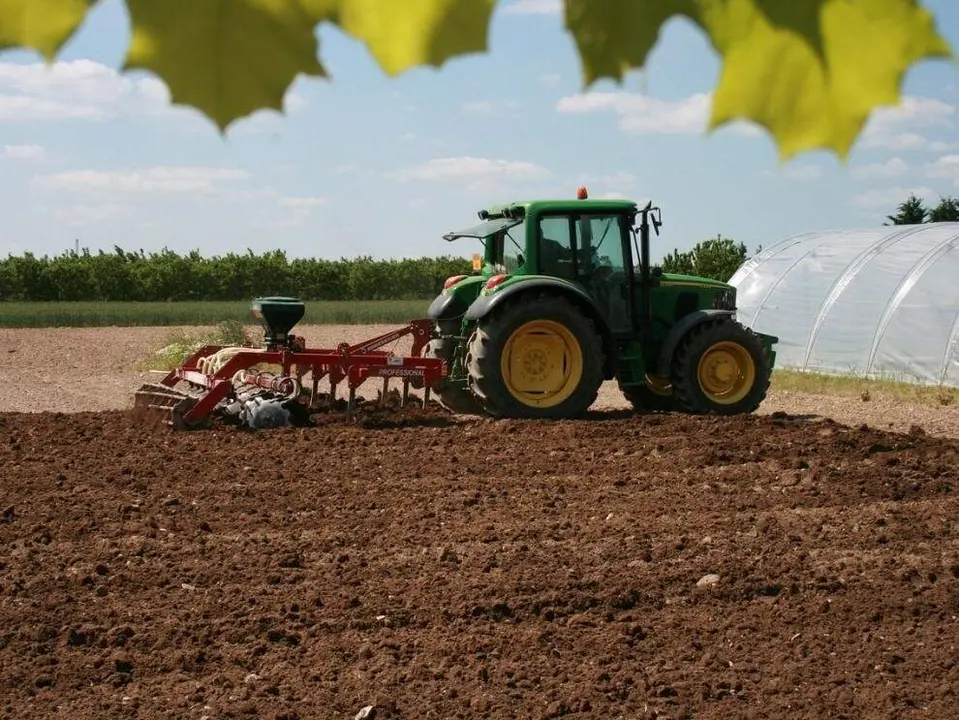 Tractor en un campo agr&iacute;cola./ Gobierno de Arag&oacute;n