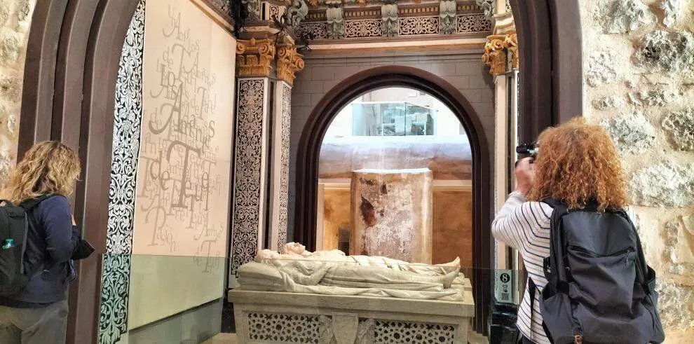 Las periodistas, en el Mausoleo de los Amantes. Una visita al Mausoleo de los Amantes.