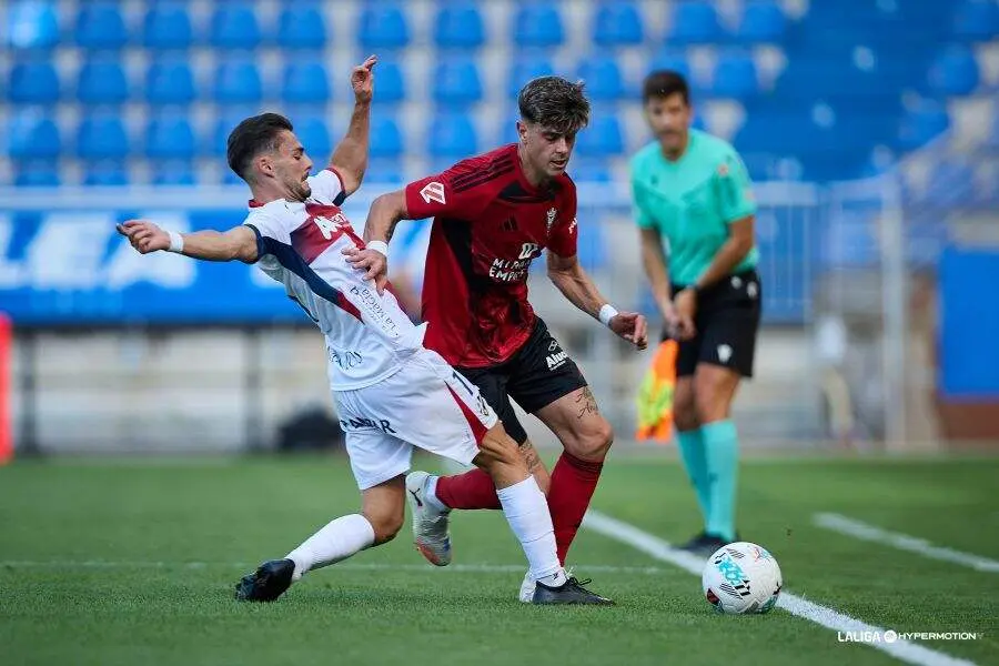 Liberto Beltr&aacute;n intenta robar un bal&oacute;n en el Mirand&eacute;s-SD Huesca / LaLiga