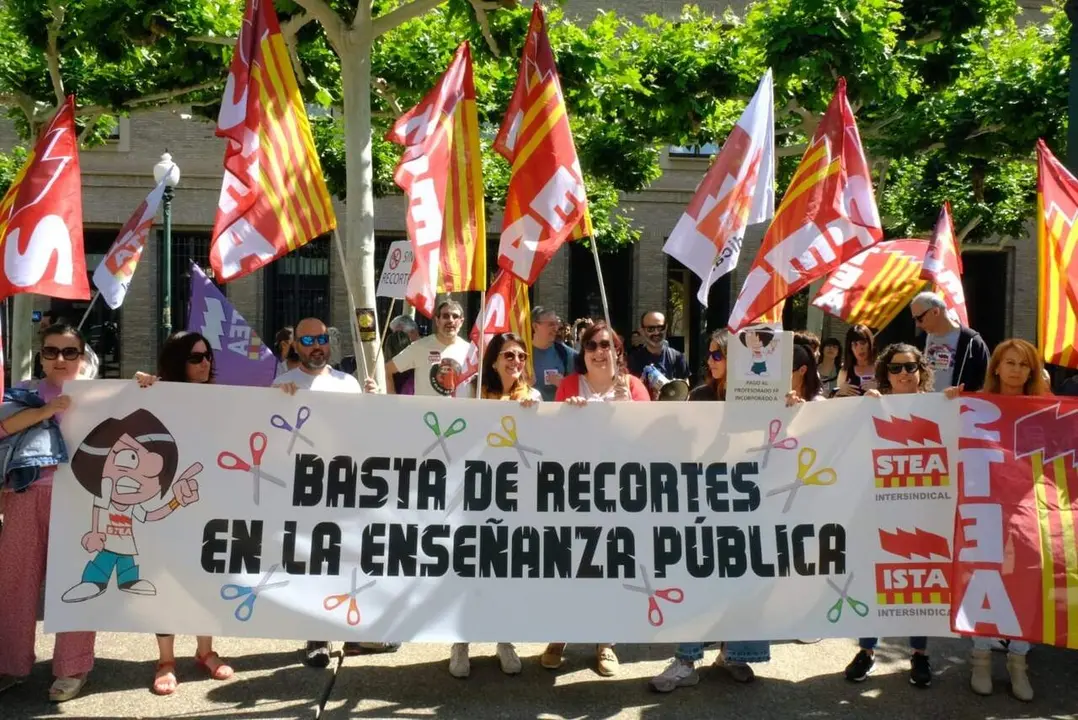 Concentraci&oacute;n de STEA ante la sede del Gobierno de Arag&oacute;n. / STEA