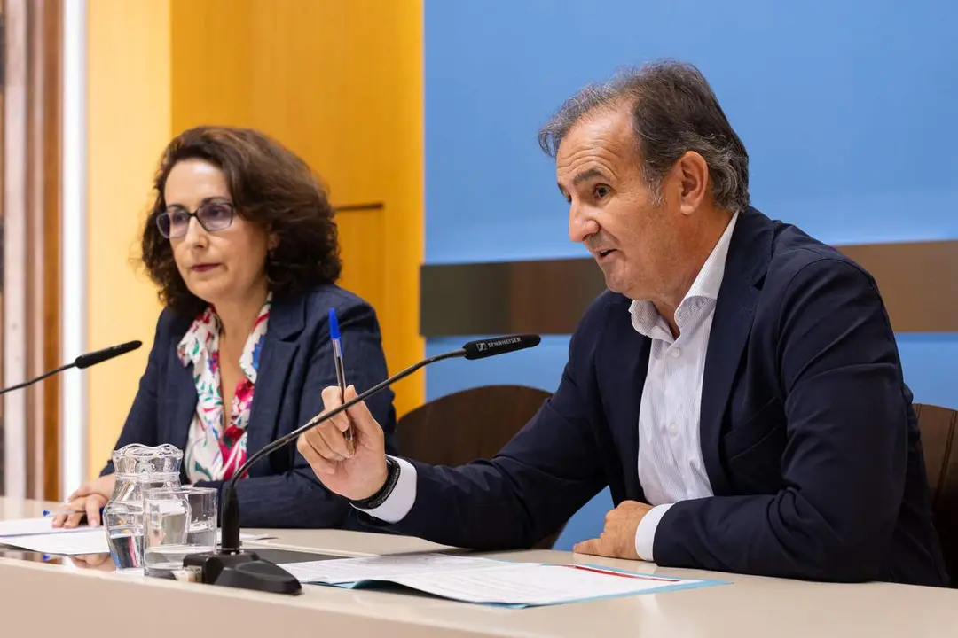El consejero de Presidencia, &Aacute;ngel Lor&eacute;n, y la concejal de Vox Eva Torres /AZ