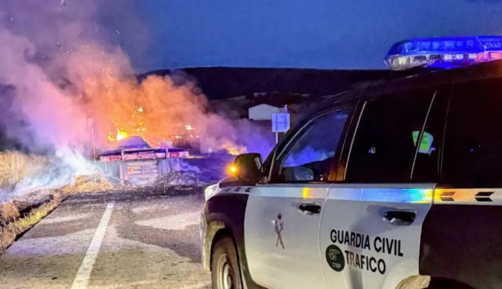 Cami&oacute;n incendiado. / GUARDIA CIVIL