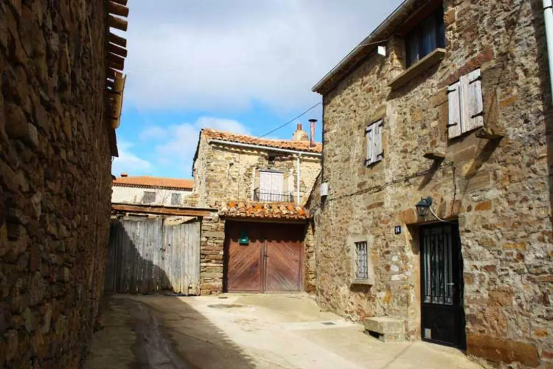 En este pueblo pegado a Arag&oacute;n puedes tener casa con piscina climatizada por menos de 300 euros