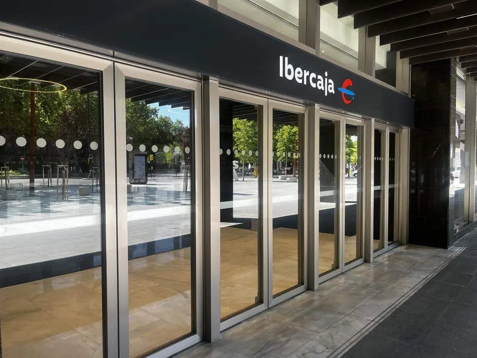 Archivo - Uno de los accesos a la sede central de Ibercaja en Zaragoza ./ EUROPA PRESS - Archivo