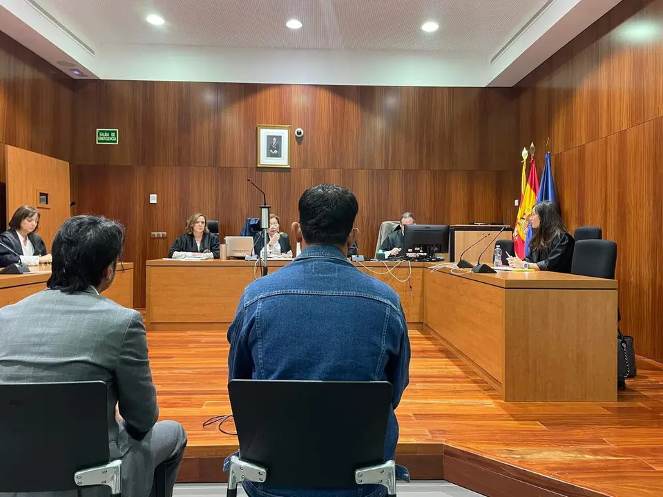 Imagen del acusado escuchando la sentencia en la Audiencia Provincial de Zaragoza/H.A.