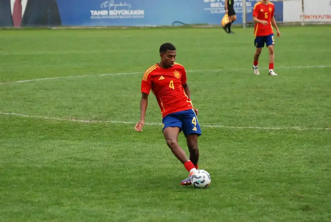 Alejandro Gomes durante su estreno con la selecci&oacute;n espa&ntilde;ola sub-18