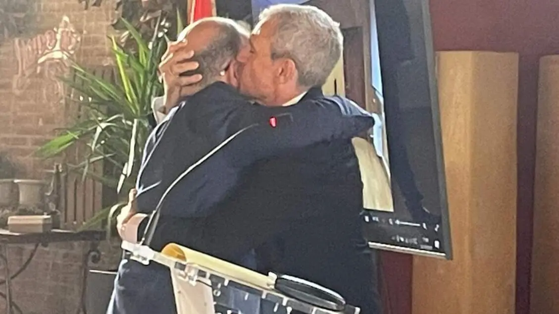 El sentido abrazo entre el DAO saliente y el Jefe Provincial de la Polic&iacute;a Nacional en Zaragoza/H.A.