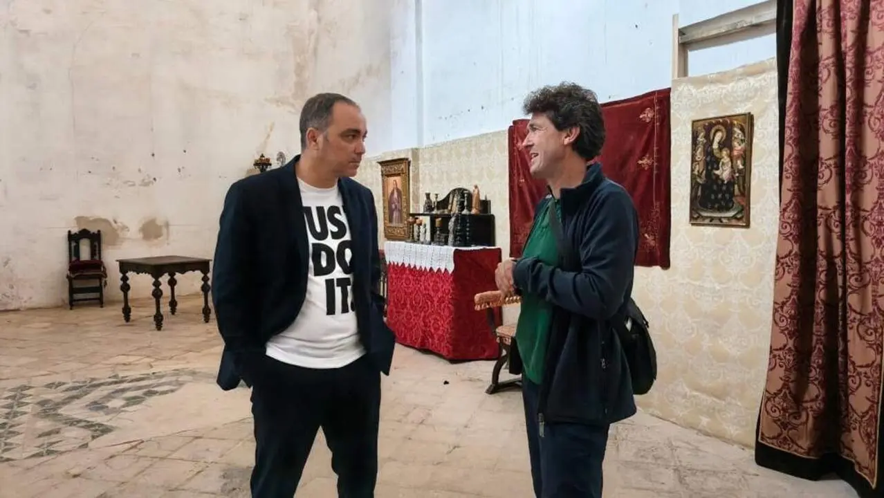 El diputado de Cultura, Carlos Samp&eacute;riz, junto a un intergante del equipo de producci&oacute;n de la pel&iacute;cula. / EP