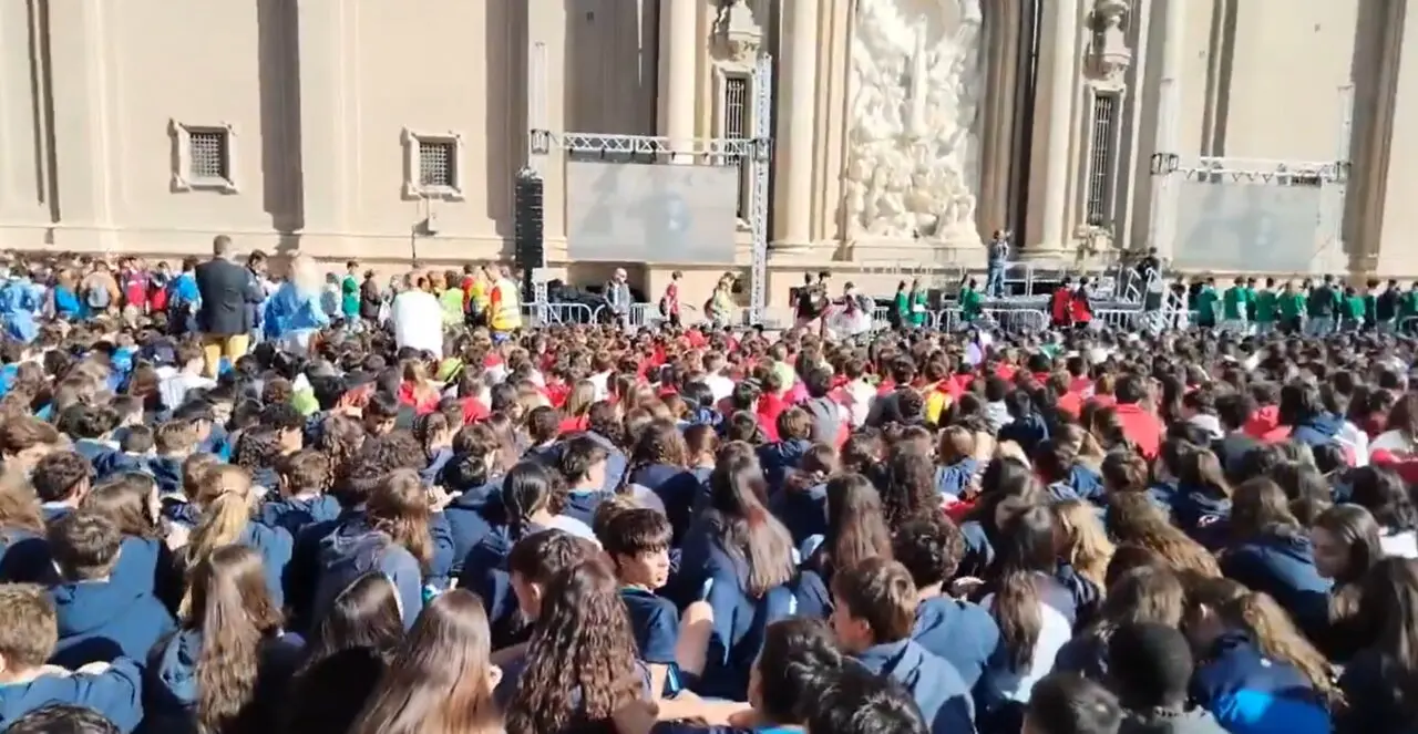 M&aacute;s de 7.500 j&oacute;venes llenan la Plaza del Pilar para celebrar el Jubileo del Mundo de la Educaci&oacute;n ./ Fundaci&oacute;n Educativa Escolapias
