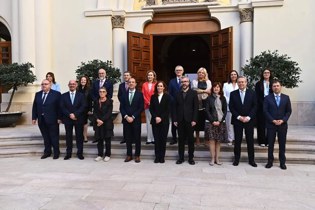 Reuni&oacute;n de Sanidad en el Pignatelli la ministra M&oacute;nica Garc&iacute;a al frente./ EP