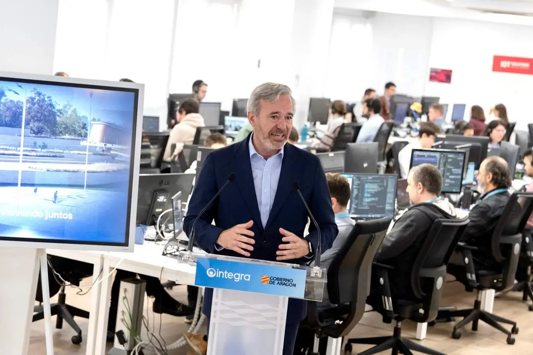 El presidente de Arag&oacute;n, Jorge Azc&oacute;n, en Integra Tecnolog&iacute;a./ Fabi&aacute;n Sim&oacute;n