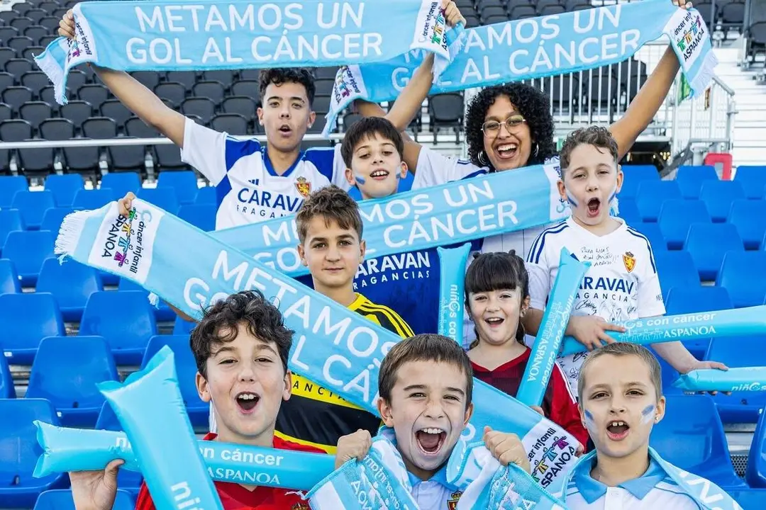 Ni&ntilde;os de Aspanoa en el Ibercaja Estadio - Foto Asier Alkorta