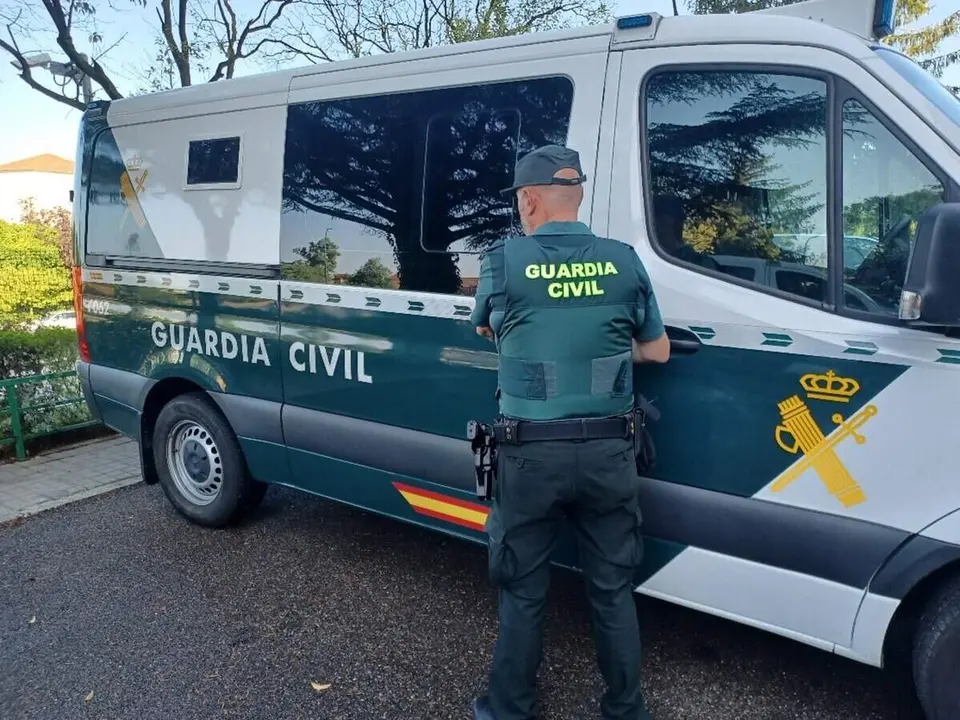 Archivo - Imagen de una furgoneta y un agente de la Guardia Civil ./ GUARDIA CIVIL