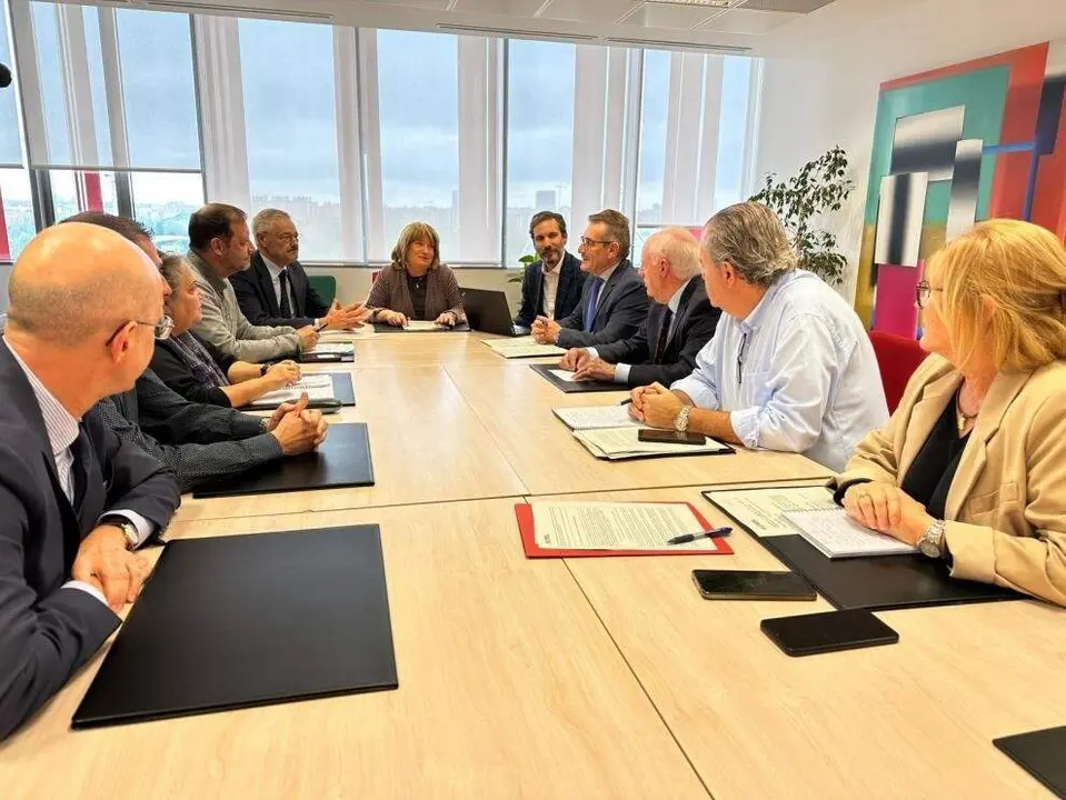 La consejera de Educaci&oacute;n, Tomasa Hern&aacute;ndez, se re&uacute;ne con los representantes del bachillerato./ DGA