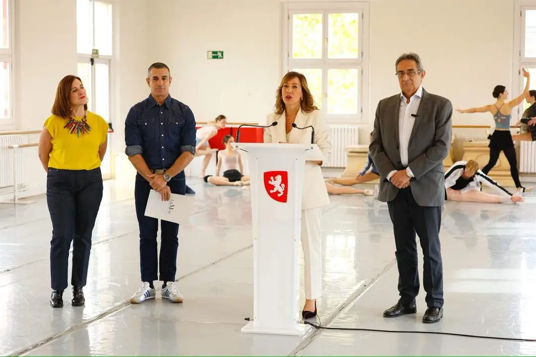 La alcaldesa de Zaragoza, Natalia Chueca, y el portavoz del grupo municipal de Vox, Julio Calvo, en un acto en el Centro de Danza. / DANI MARCOS