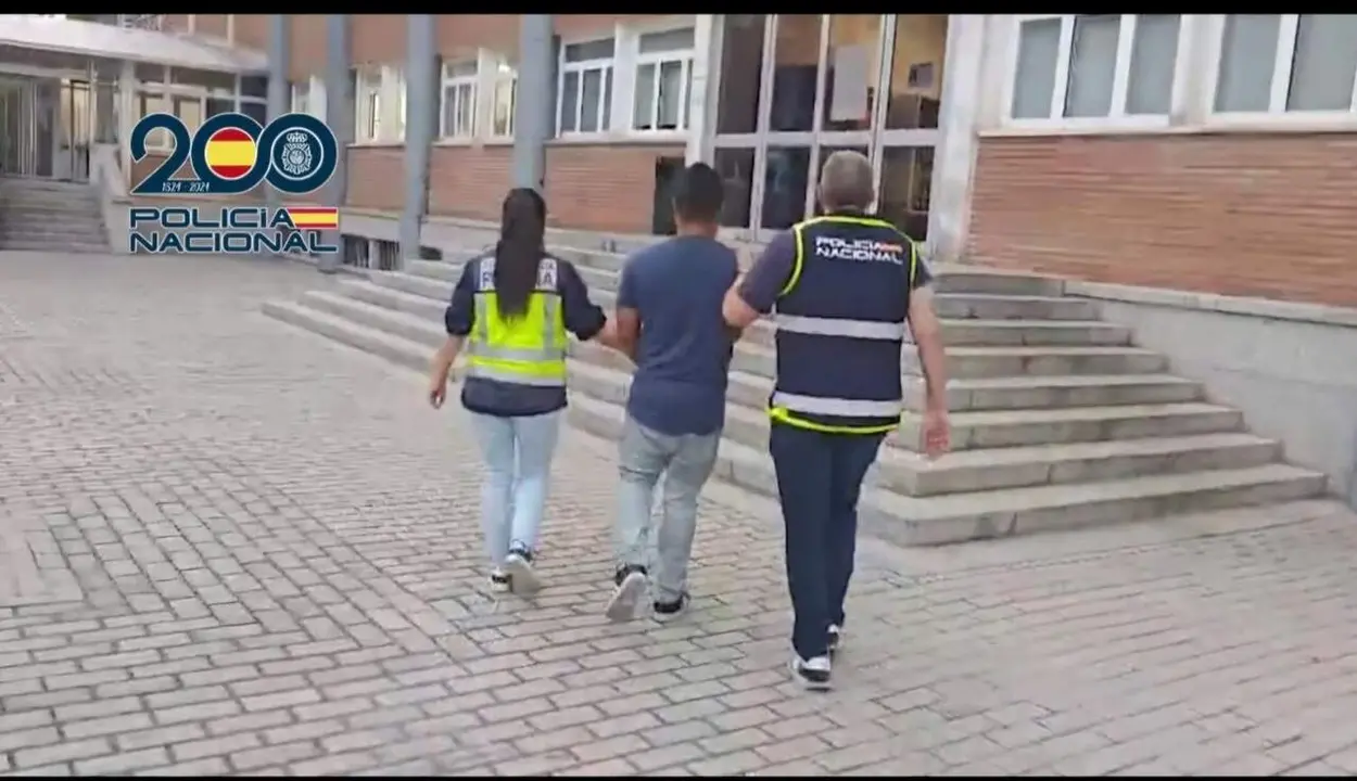Dos agentes de la Polic&iacute;a Nacional con un detenido por un presunto delito de agresiones sexuales a menores. / POLIC&Iacute;A NACIONAL