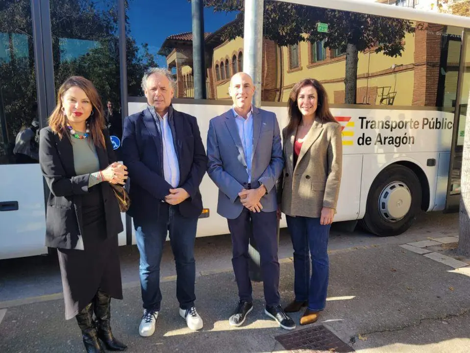 El director general de Transportes, David S&aacute;nchez Fraile, y la directora general de Administraci&oacute;n Local, Marina Sevilla, junto al alcalde de Tarazona, Tono Jaray, y la consejera de la empresa concesionaria Arag&oacute;n Movilidad, Susana Garc&iacute;a. El director general de Transportes, David S&aacute;nchez Fraile, y la directora general de Administraci&oacute;n Local, Marina Sevilla, junto al alcalde de Tarazona, Tono Jaray, y la consejera de la empresa concesionaria Arag&oacute;n Movilidad, Susana Garc&iacute;a. / DGA