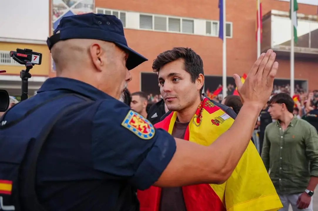 El seudo periodista Vito Quiles llega a la concentraci&oacute;n convocada bajo el lema 'Espa&ntilde;a combativa' en la Universidad Pablo Olavide de Sevilla (UPO). A 23 de octubre de 2025, en Sevilla (Andaluc&iacute;a, Espa&ntilde;a). / EP