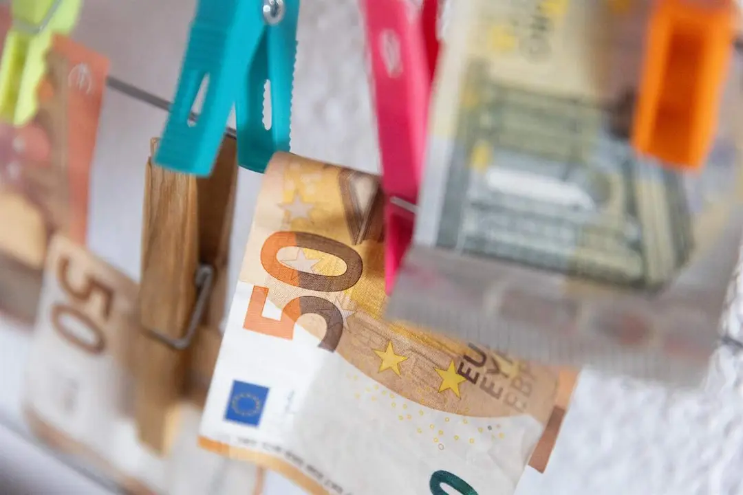 Varios billetes sujetos con pinzas. / EP