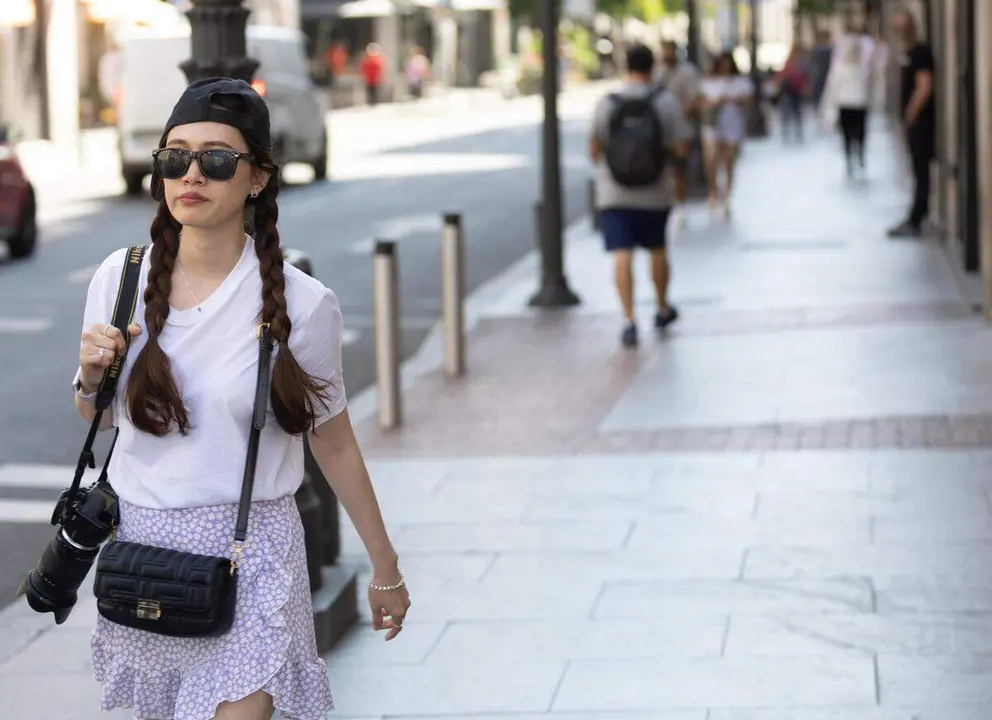 Archivo - Una turista camina por una de las calles de Madrid
- Eduardo Parra - Europa Press