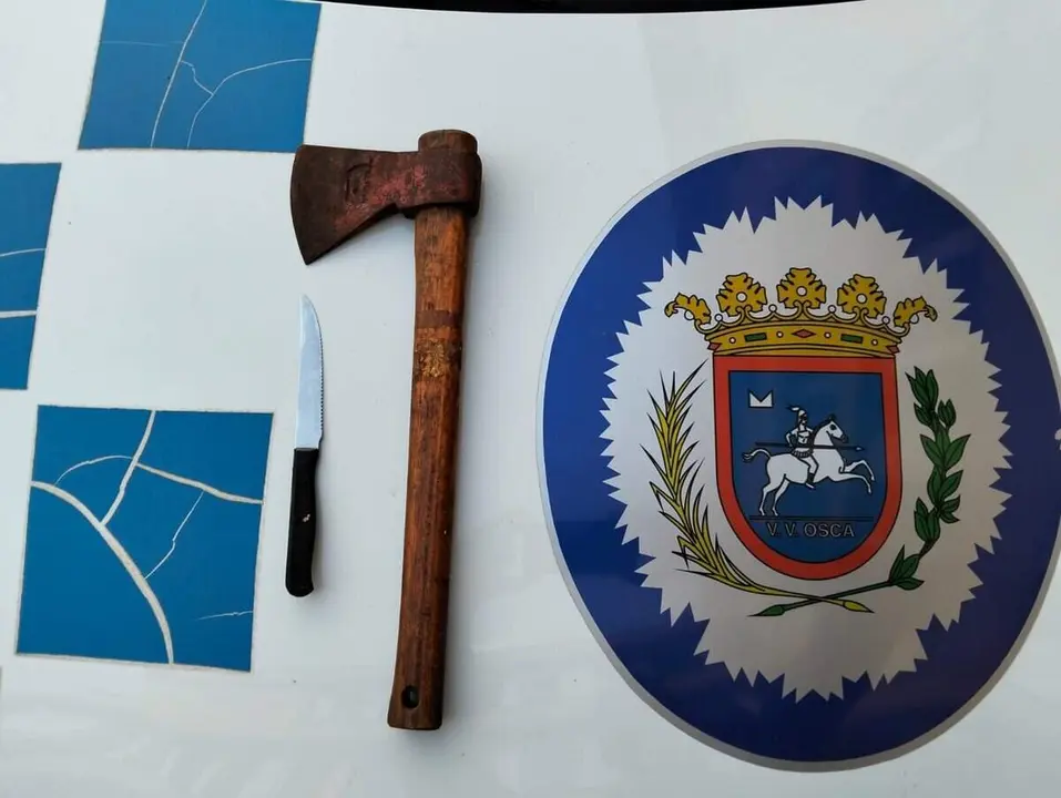 Hacha y cuchillo intervenidos a los dos sospechos de la agresi&oacute;n de esta pasada madrugada en la calle Padre Huesca de la capital altoaragonesa.
- POLIC&Iacute;A LOCAL DE HUESCA