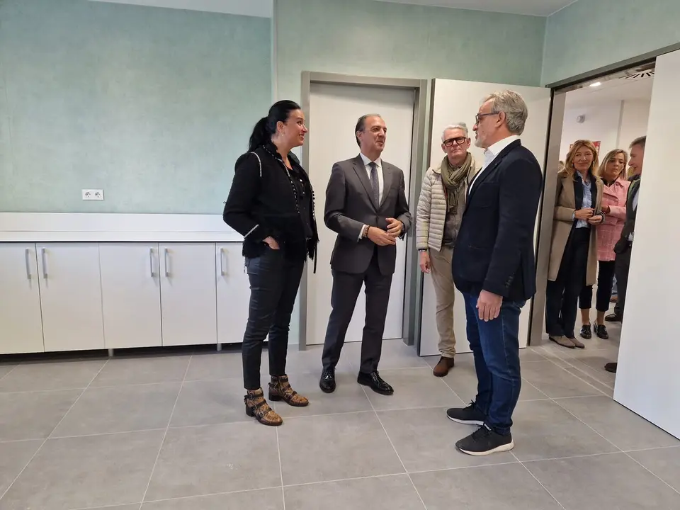 El consejero de Sanidad del Gobierno de Arag&oacute;n, Jos&eacute; Luis Bancalero, y la alcaldesa de Huesca, Lorena Orduna en la visita del nuevo centro de salud de la ciudad./ DGA