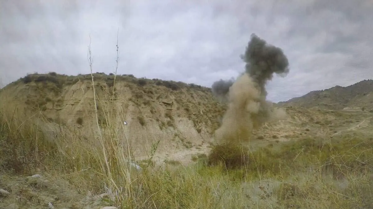 Momento de la detonaci&oacute;n controlada en el campo de tiro y maniobras de Fornillos (Huesca) del artefacto de la Guerra Civil hallado durante unas obras en la ermita de Salas (Huesca)
- POLIC&Iacute;A NACIONAL