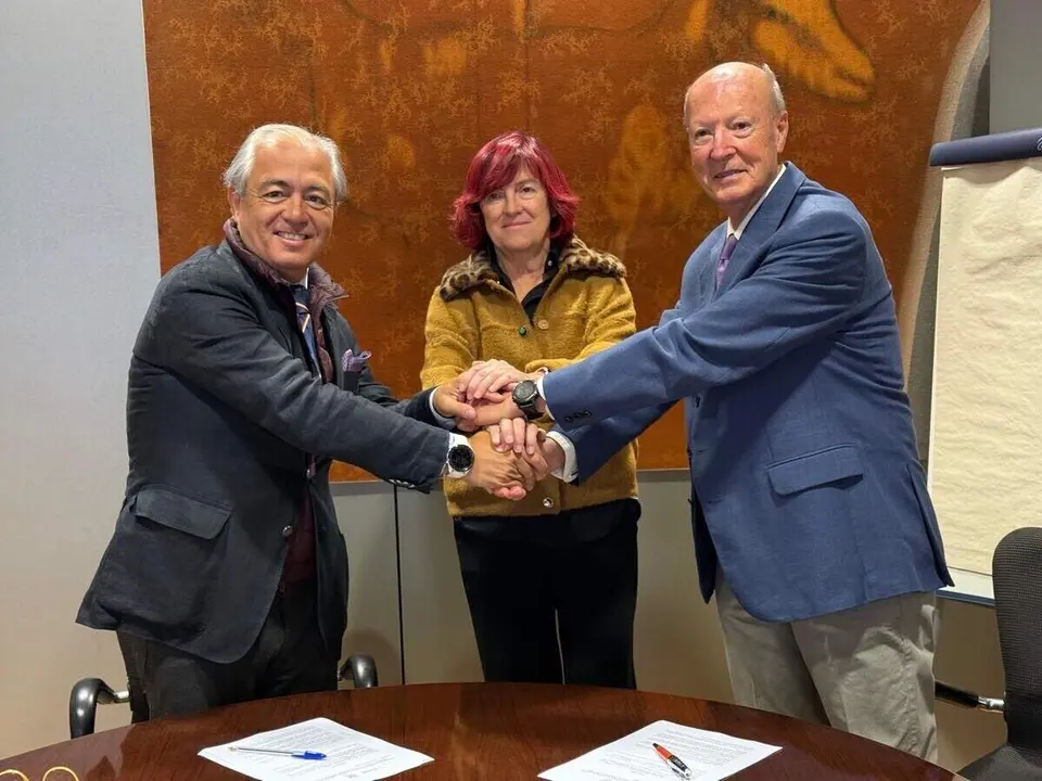 Los presidentes de ambas entidades junto a la presidenta del Comite de Golf Adaptado de la Federacion ,/ FUNDAZ