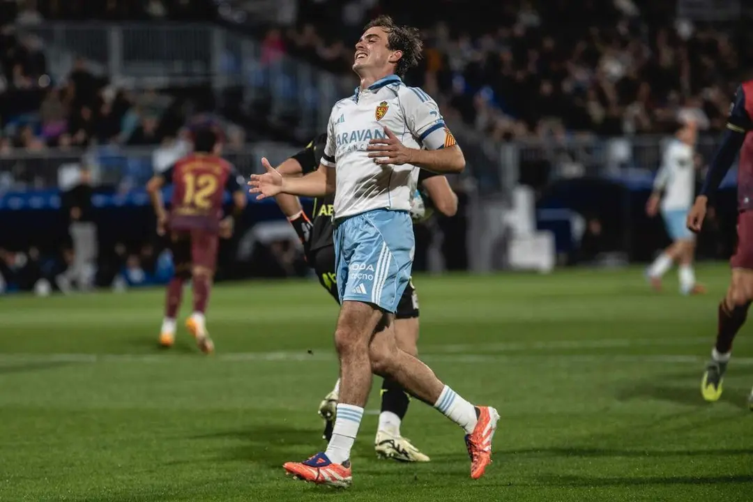 Francho Serrano durante el Real Zaragoza - Deportivo / Marcos Cebri&aacute;n