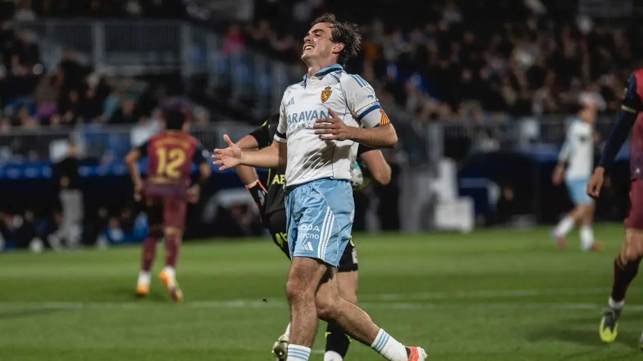 Francho Serrano durante el Real Zaragoza - Deportivo / Marcos Cebri&aacute;n