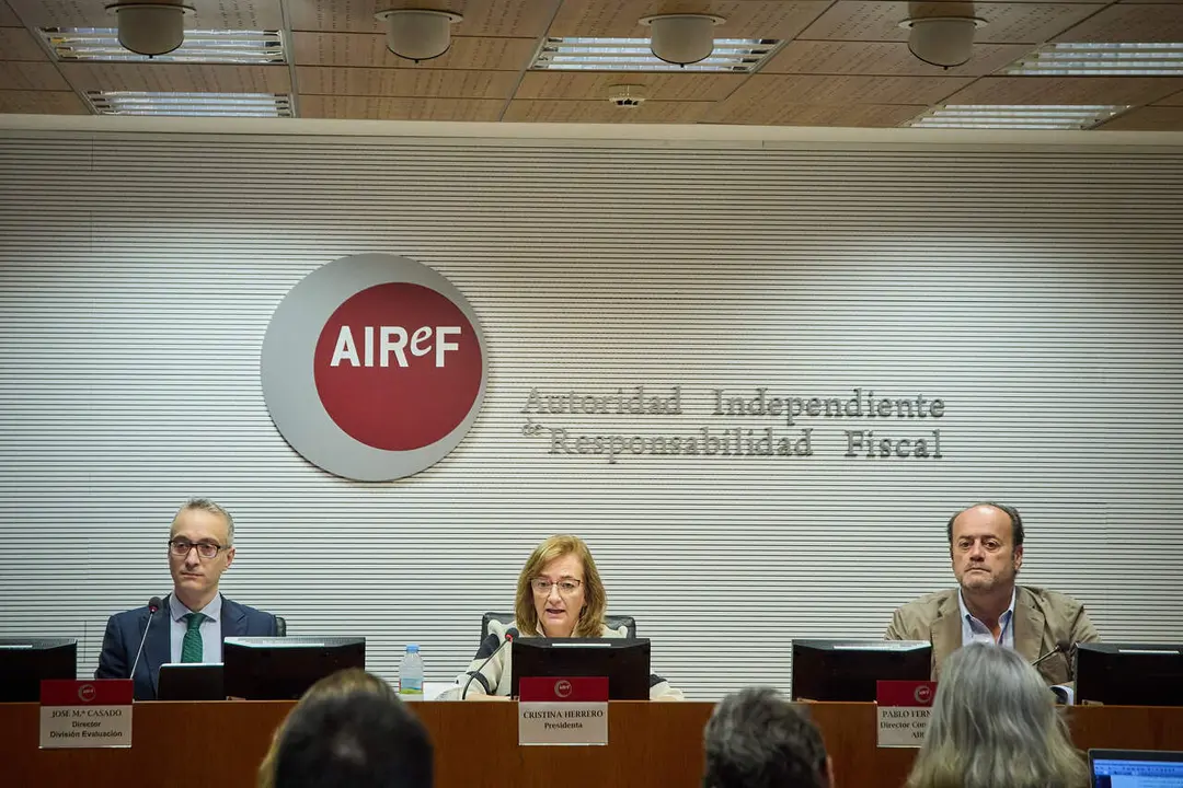(I-D) El director de la Divisi&oacute;n de Evaluaci&oacute;n de AIReF, Jos&eacute; Mar&iacute;a Casado; la presidenta de AIReF, Cristina Herrero, y el director de Comunicaci&oacute;n de AIReF, Pablo Fern&aacute;ndez, durante la presentaci&oacute;n de la segunda opini&oacute;n sobre el Ingreso M&iacute;nimo Vital (IMV), creada por la Autoridad Independiente de Responsabilidad Fiscal (AIReF), a 15 de junio de 2023, en Madrid (Espa&ntilde;a)./ AiREF