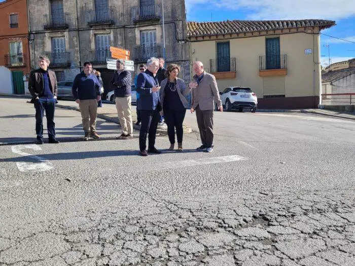 Octavio L&oacute;pez, acompa&ntilde;ado de la alcaldesa Ana Irigoyen, ha comprobado la necesidad de actuar en la traves&iacute;a de Gurrea de G&aacute;llego y el tramo que conecta con la A-23./ DGA