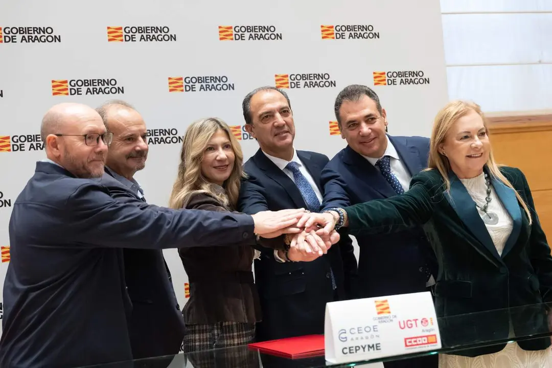 Gobierno, patronal y sindicatos firman el acuerdo./ Fabi&aacute;n Sim&oacute;n
