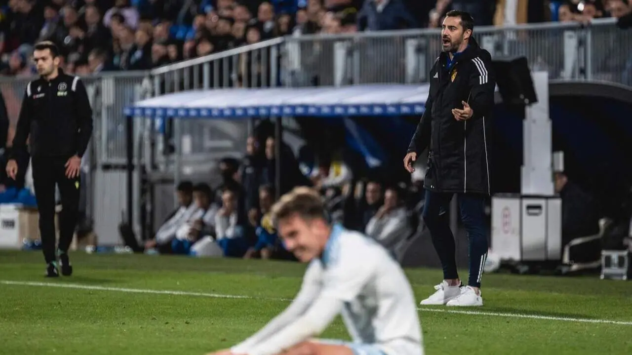 Rub&eacute;n Sell&eacute;s con Paulino en el suelo durante un partido del Real Zaragoza / Marcos Cebri&aacute;n