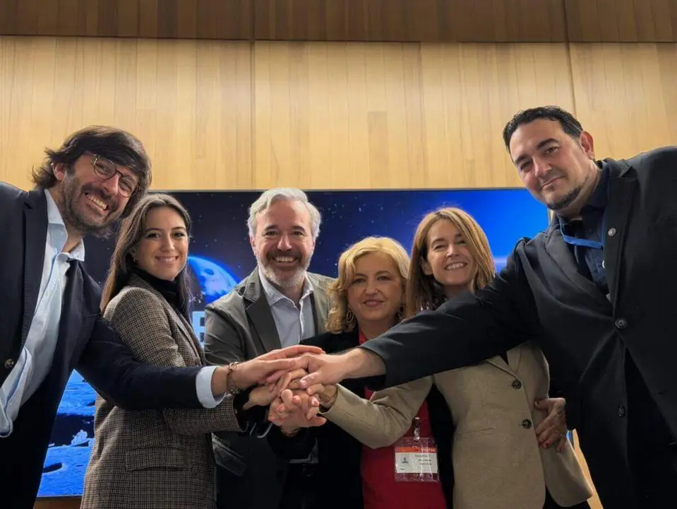 David Blazquez y Paula Bueno (AWS), el presidente Azc&oacute;n, la rectora de la Universidad de Zaragoza, Rosa Bolea y el vicerrector de Estrategia Digital e Inteligencia Artificial, Javier Fabra, en una foto de archivo / HOY ARAG&Oacute;N