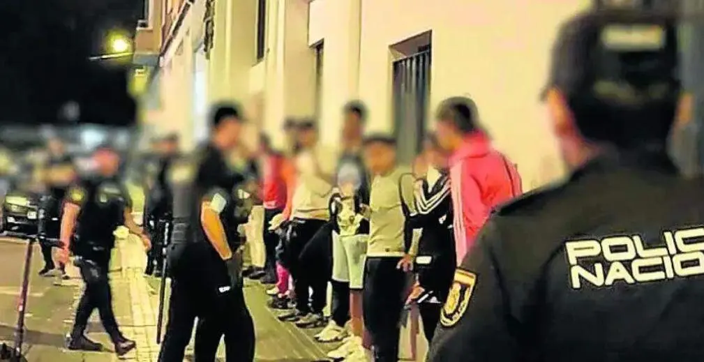 Redada policial tras una serie de actos violentos en la calle Mar&iacute;a Lostal/P.N.