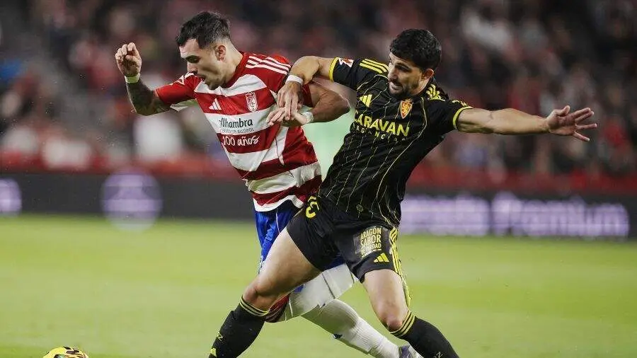 Pomares pugna por un bal&oacute;n ante el Granada / LaLiga