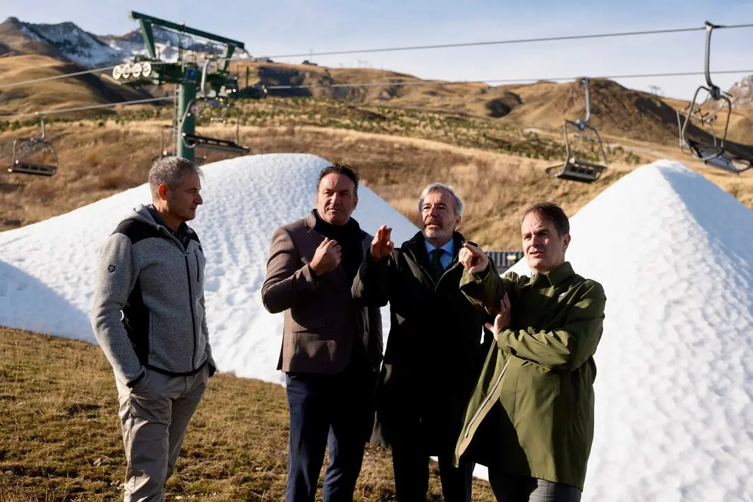 Azc&oacute;n visita los nuevos ca&ntilde;ones de nieve de Formigal. / FABI&Aacute;N SIM&Oacute;N