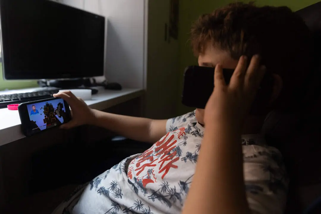 Archivo - Un ni&ntilde;o usa el tel&eacute;fono m&oacute;vil y una tablet.
- Eduardo Parra - Europa Press