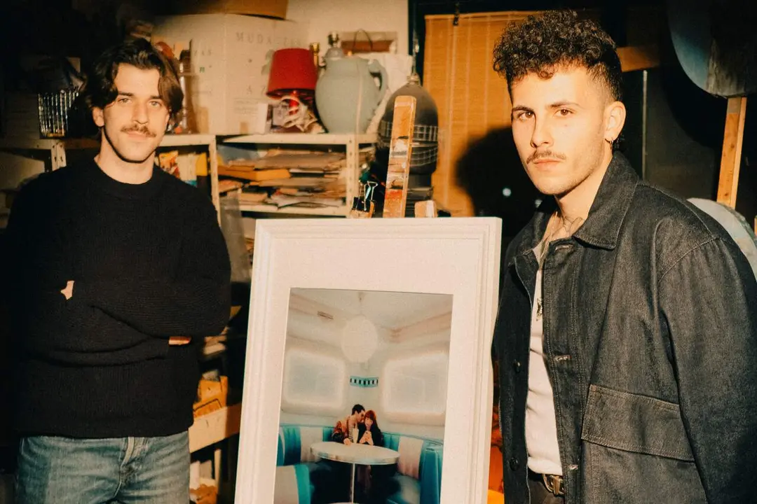 Los j&oacute;venes zaragozanos, Alex Gracia y Diego Montalvo, con una de sus obras.