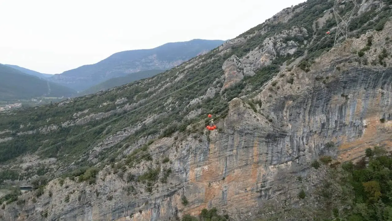 Red El&eacute;ctrica se&ntilde;aliza con balizas l&iacute;neas el&eacute;ctricas en Huesca para aumentar la seguridad en los rescates a&eacute;reos en monta&ntilde;a. / RED ELE&Eacute;CTRICA