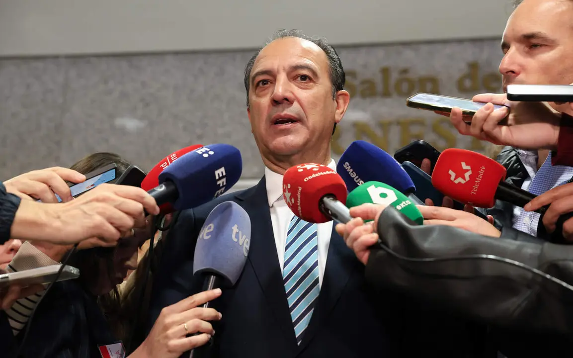 El consejero de Sanidad en funciones del Gobierno de Arag&oacute;n, Jos&eacute; Luis Bancalero, ante los medios de comunicaci&oacute;n, en una foto de archivo / EP