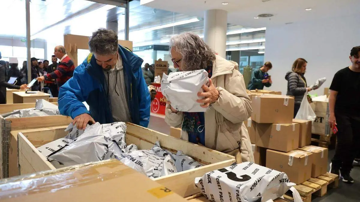 &iquest;Te atreves a comprar sin saber qu&eacute; hay dentro? Los paquetes de Amazon vuelven a Puerto Venecia ./ Faro de Vigo