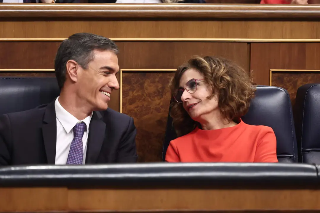 El presidente del Gobierno, Pedro S&aacute;nchez, junto con la vicepresidenta del Gobierno, Mar&iacute;a Jes&uacute;s Montero./ EP