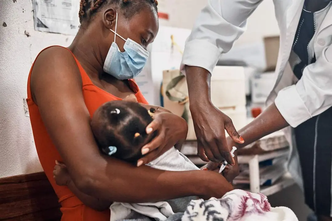 Vacunaci&oacute;n a una ni&ntilde;a en &Aacute;frica. / LA CAIXA