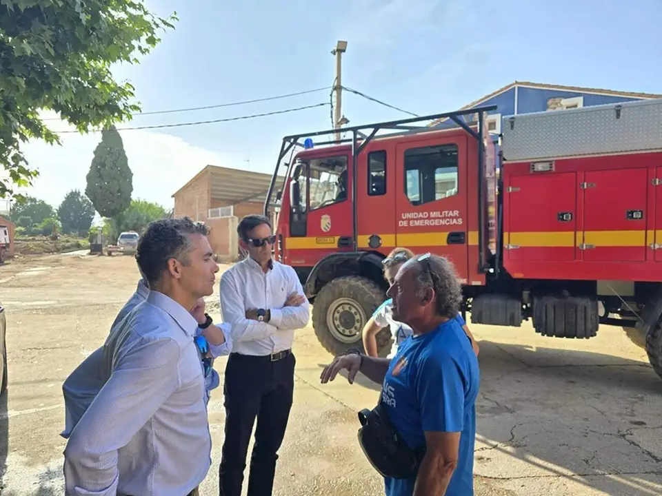 El director general de Caja Rural de Arag&oacute;n, Luis Ignacio Lucas, acompa&ntilde;ado del director de Red, Alejandro Lanuza, visitando en junio algunas de las localidades donde trabajaban efectivos de la UME, Cruz Roja, 061, 112 y Protecci&oacute;n Civil. / CAJA RURAL DE ARAG&Oacute;N